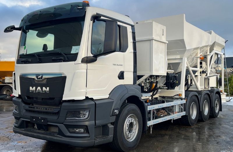 With a growing number of merchants successfully launching drive-thru batching plants for concrete and screed, IHS UK has taken the concept one stage further with the introduction of its 'mobile' Conqueror XL solution.