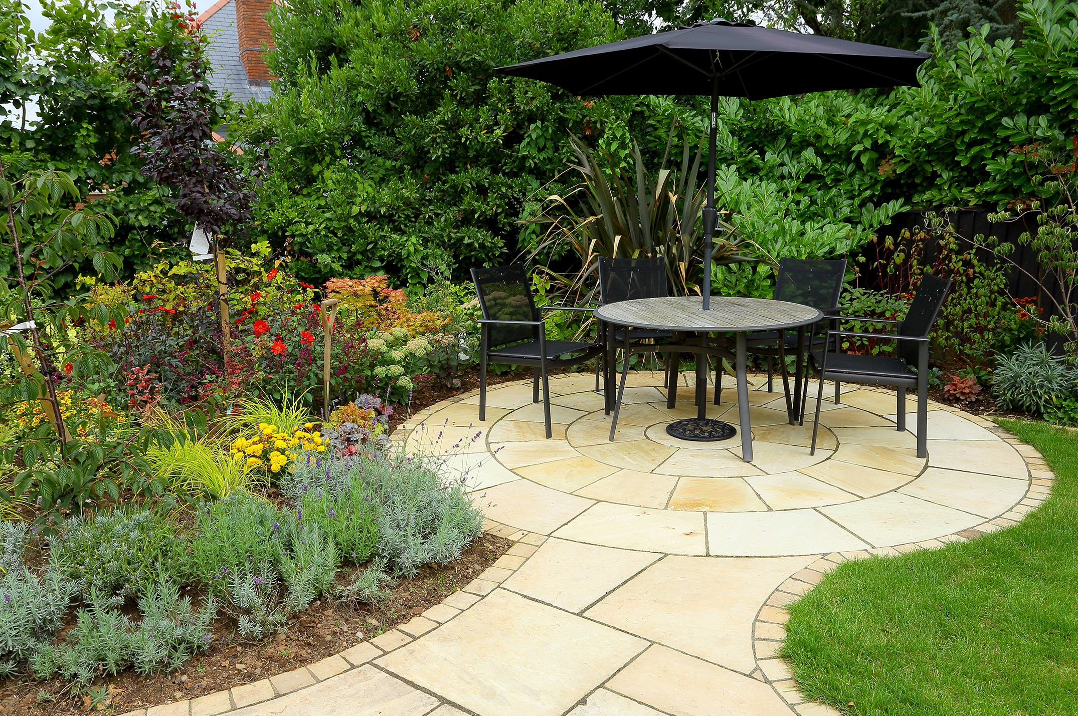 Bradstone’s latest sales data has revealed a clear national favourite when it comes to patio colour preferences.