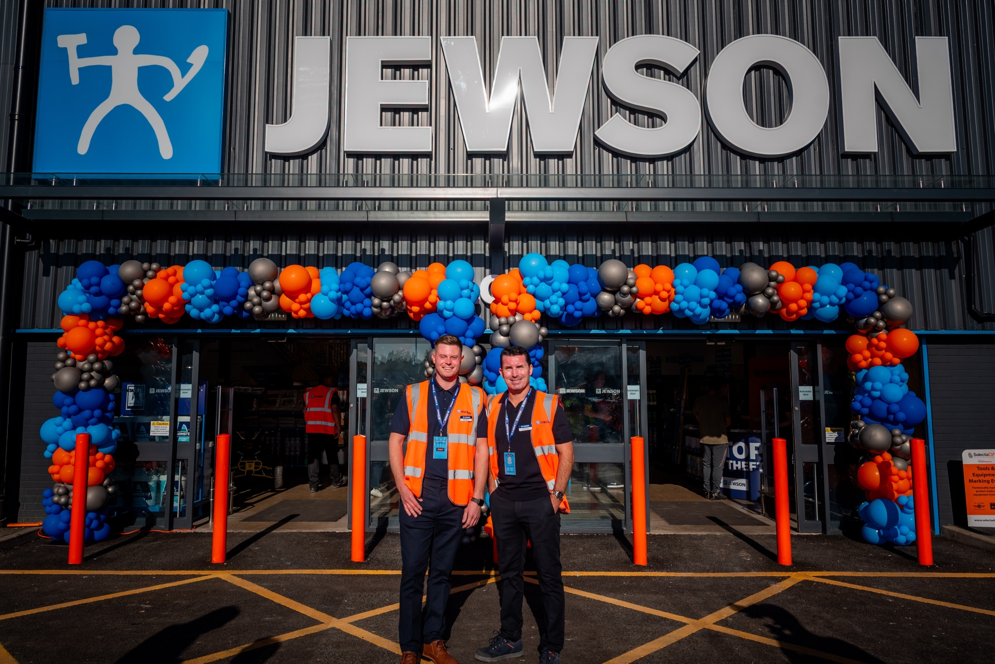 Jewson has officially opened the doors to its new Luton branch – its biggest in the UK, and a depot “that truly raises the bar when it comes to merchanting.”